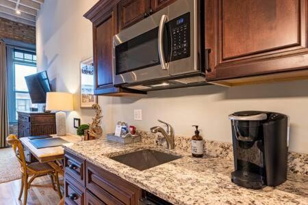 Hip Urban Loft - Small Town Charm - 124 Lofts #1 West Dundee Exterior foto